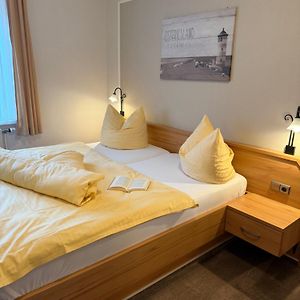 Kleines Zimmer mit Kingsize-Bett